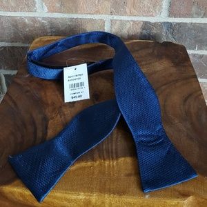 Bloomingdale's 100% silk self tie bowtie